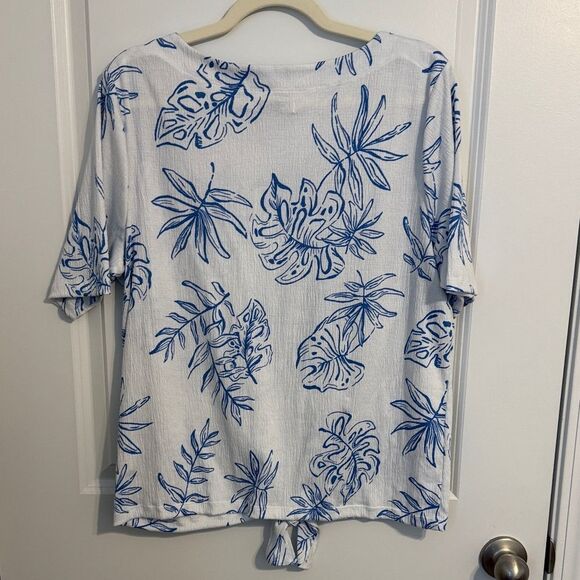 Croft & Barrow Leafy Blue and White Blouse - Picture 2 of 2